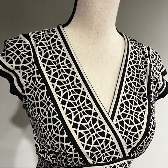 Short sleeve knee length geometric print dress with attached belt - Picture 2 of 13